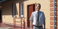 <p>Foto: Dennis Christensen frente al edificio de los testigos de Jehová en Orel, 2009</p>