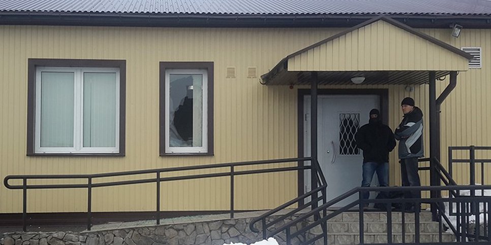 Kuva: lainvalvontaviranomaiset Jehovan todistajien rakennuksen myrskyn jälkeen Petropavlovsk-Kamchatskissa marraskuussa 2016
