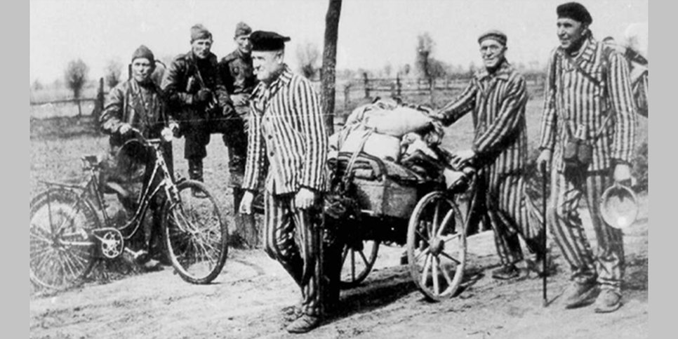 Photo : prisonniers du camp de concentration de Sachsenhausen après la libération en 1945