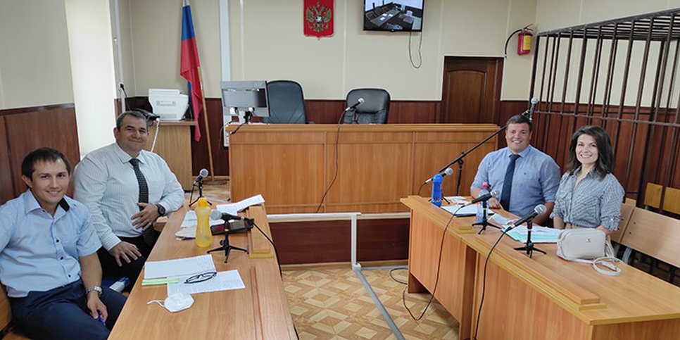 Auf dem Foto von links nach rechts: Marat Abdulgalimov, Arsen Abdullaev, Anton Dergalev und Mariya Karpova im Gerichtssaal. 21. September 2020