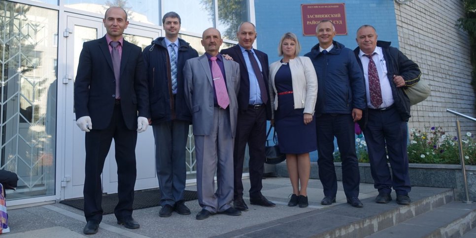 Nella foto: fedeli insieme a un avvocato dopo il verdetto davanti all'edificio del tribunale distrettuale di Zasviyazhsky. Ulyanovsk. 8 Ottobre 2020