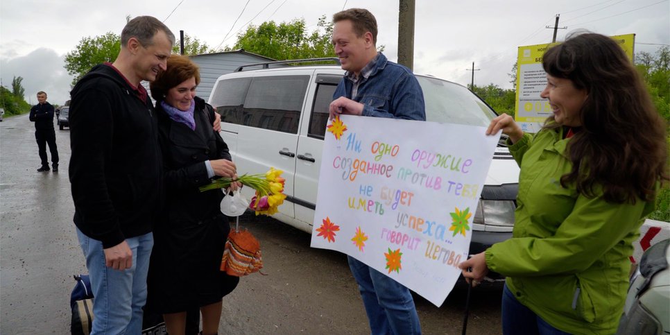 Die Frau und Glaubensbrüder treffen Konstantin Bazhenov nahe der Grenze zu Russland. Ukraine, 19. Mai 2021