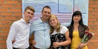 Sur la photo : Oleksiy Budenchuk avec sa femme et ses enfants après avoir été libéré de la colonie. Orenbourg. 6 juillet 2021