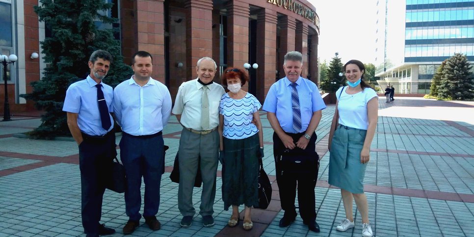 Perto do edifício do Tribunal Regional de Moscovo antes da audiência de recurso