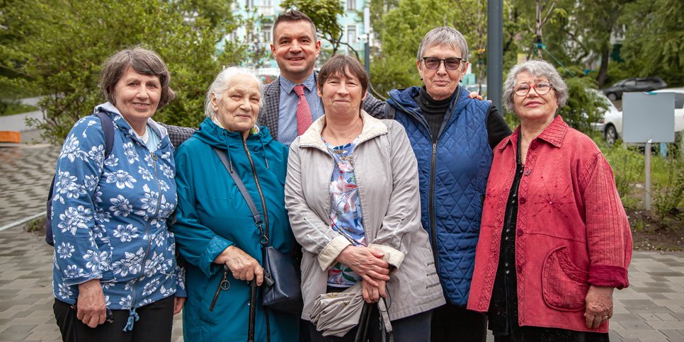 Sur la photo : Raïssa Ousanova, Nina Purge, Valentin Osadchuk, Nadejda Anoykina, Nailya Kogay et Lioubov Galaktionova