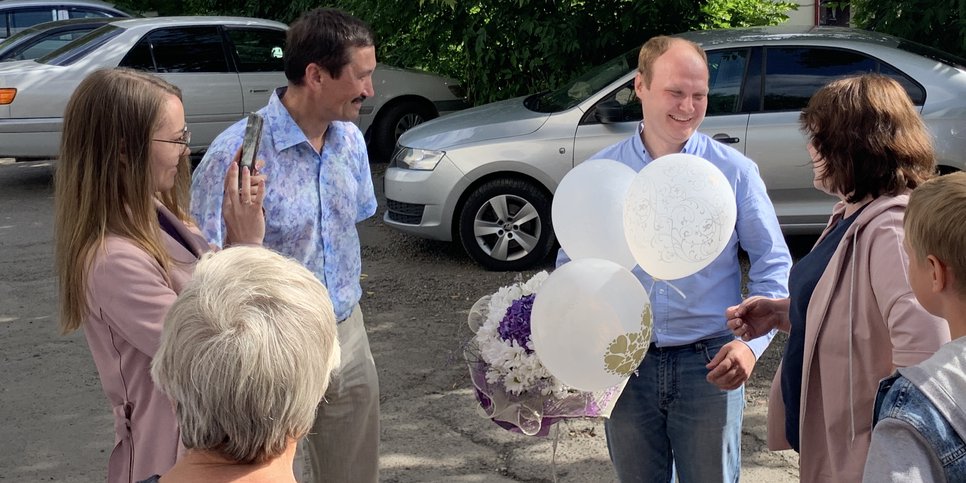 Sur la photo : Andreï Ledyaïkine a été libéré du centre de détention provisoire après que sa peine a été commuée