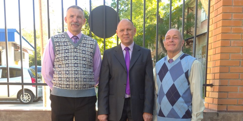 Vladimir Sakada, Yevgeny Zhukov e Vladimir Maladyka do lado de fora do tribunal antes do anúncio do veredicto (6 de outubro de 2022)