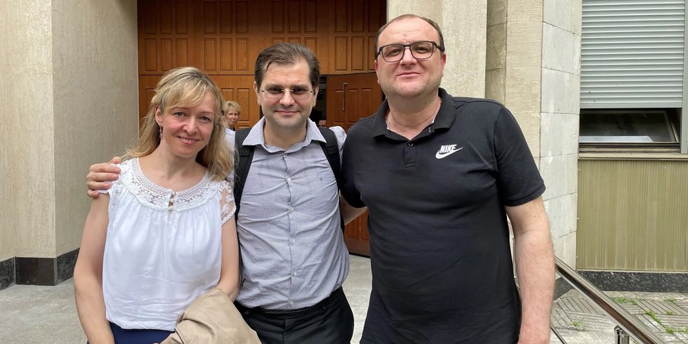 Von links nach rechts: Irina, Alexandr Serebryakov und Yuri Temirbulatov im Gerichtsgebäude. August 2022