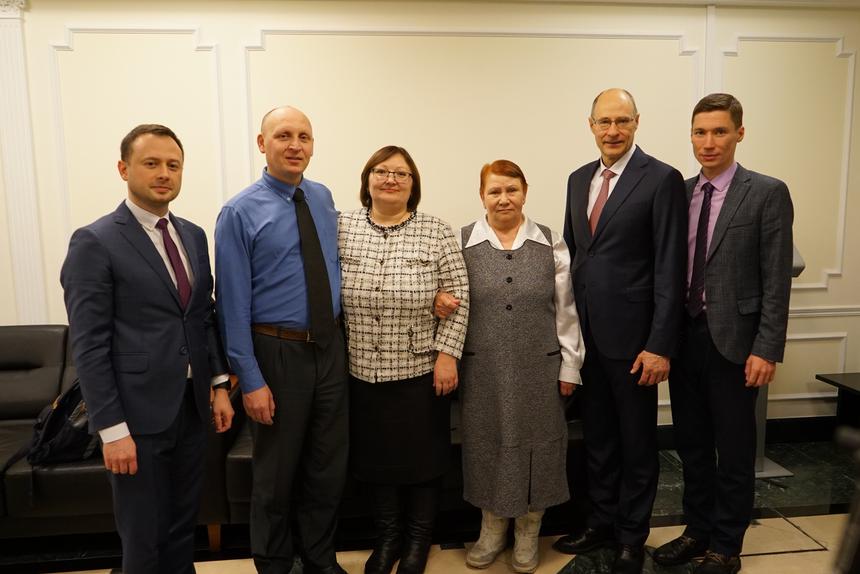 From left to right: Viktor Shipilov (lawyer), Konstantin and Snezhana Bazhenov, Vera Zolotova, Viktor Zhenkov (lawyer), Maxim Novakov (lawyer)