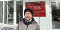 Olga Zhelavskaya nach der Urteilsverkündung vor dem Gebäude des Bezirksgerichts Metallurgitscheskiy in Tscheljabinsk