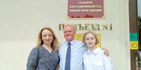 Pavel Popov con su esposa e hija frente al edificio del Séptimo Tribunal de Casación de Jurisdicción General en Cheliábinsk (mayo de 2023)