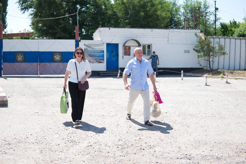 Yulia Klimova se encuentra con Sergey en el puesto de control