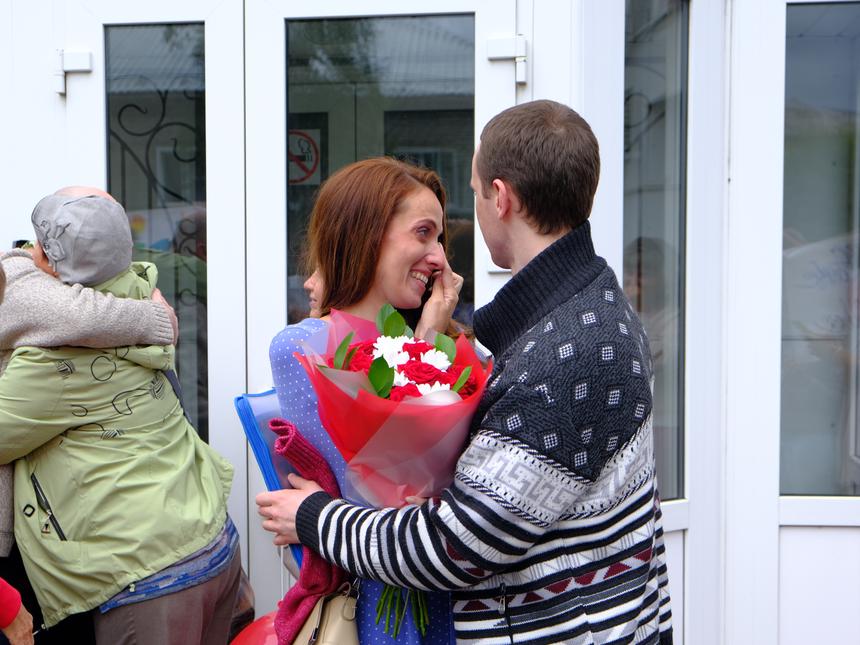 Irina and Yuriy Usanov outside the court. August 2023