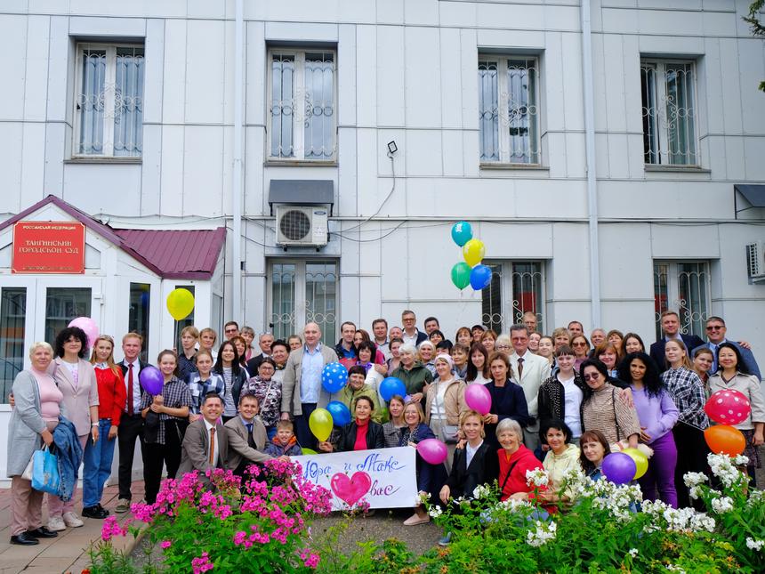 Friends who came to support Morozov and Usanov on the day of the verdict. August 2023