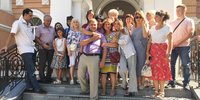 Valeriy Tibiy avec sa femme, l’épouse d’Aleksandr Skvortsov et leurs amis devant la Cour d’appel. Rostov-sur-le-Don, août 2023