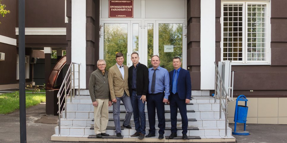 Sergey Logunov, Pavel Lekontsev, Vladislav Kolbanov, Vladimir Kochnev und Nikolay Zhugin am Tag der Urteilsverkündung im Gerichtsgebäude. August 2023.