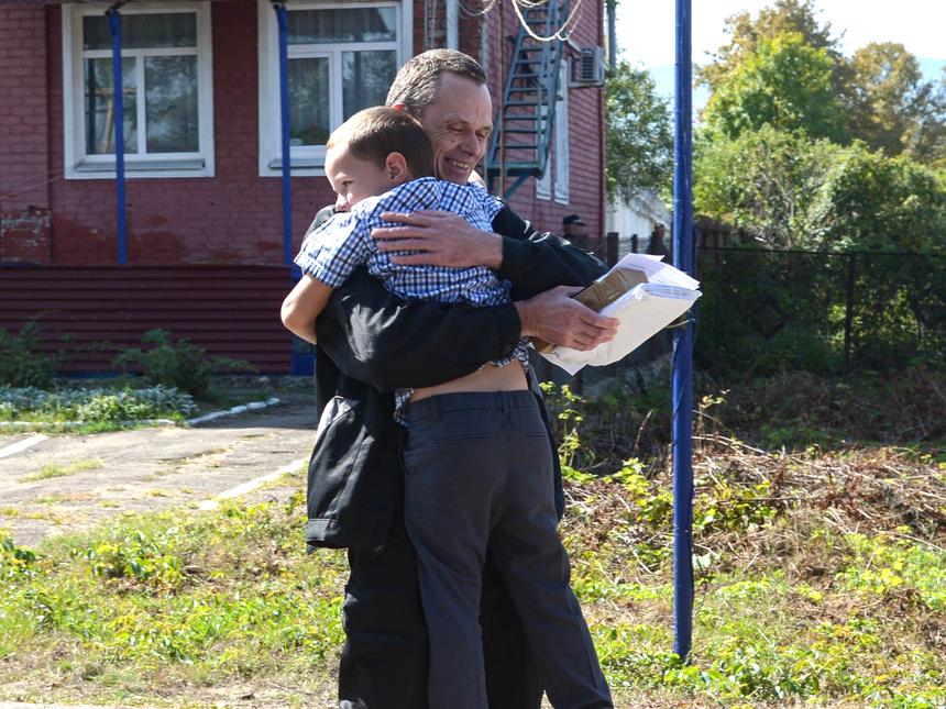 Le croyant serre son fils cadet dans ses bras