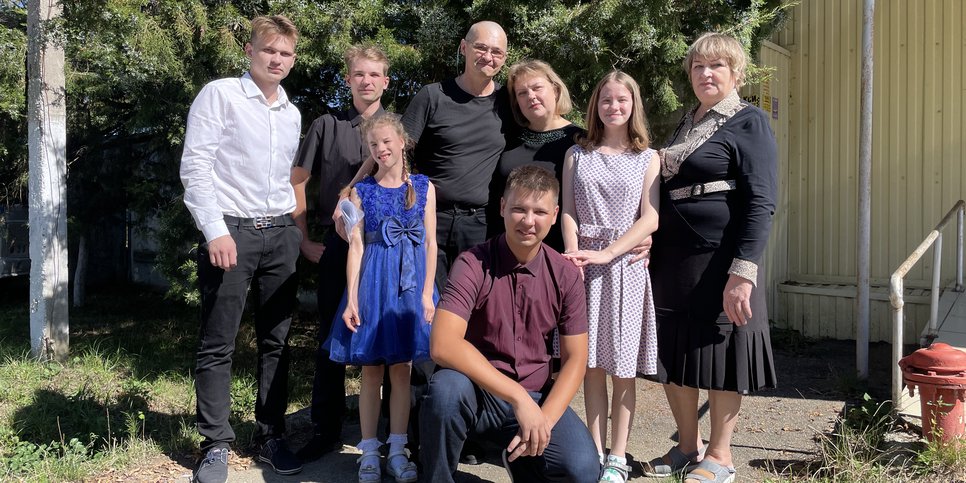 Aleksandr Nikolayev with his wife Yevgeniya, mother-in-law and five children at the exit of the penal colony. September 2023