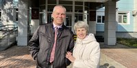 Oleg et Agnessa Postnikov devant le palais de justice