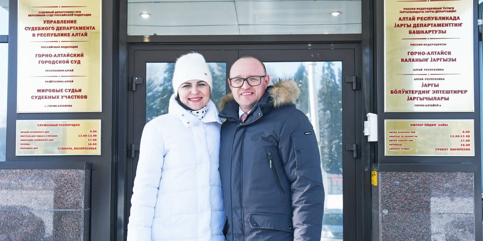 Aleksandr and Yulia Kalistratov at the court house. February, 2023