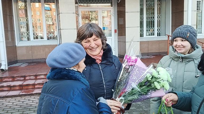 Oikeustalolla joukko ystäviä tuli tukemaan Tatjanaa. Marraskuu 2023.