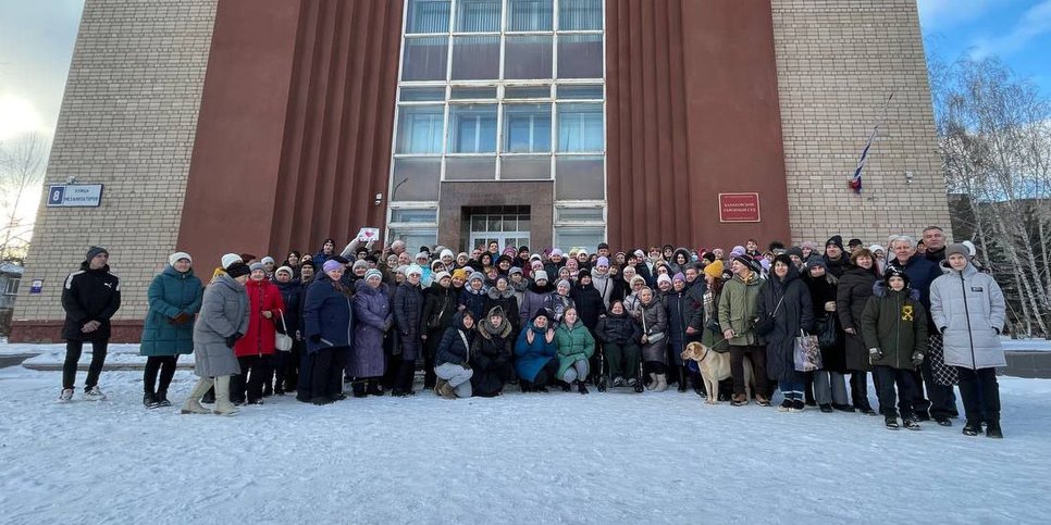 В день оглашения приговора верующих пришла поддержать большая группа друзей. 23 ноября 2023 г.