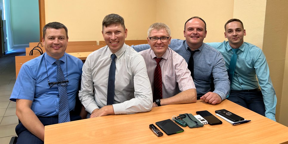 De gauche à droite : Nikolaï Jouguine, Pavel Lekontsev, Sergueï Logounov, Vladimir Kochnev et Vladislav Kolbanov dans la salle d’audience. Juillet 2023