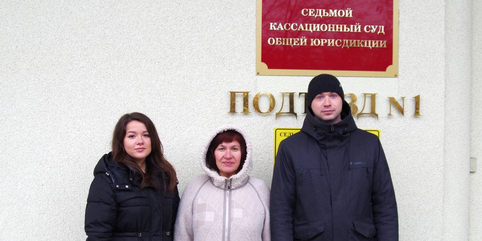 Darya Dulova, Venera Dulova and Aleksandr Pryanikov outside the court of cassation in Chelyabinsk, November 9, 2023