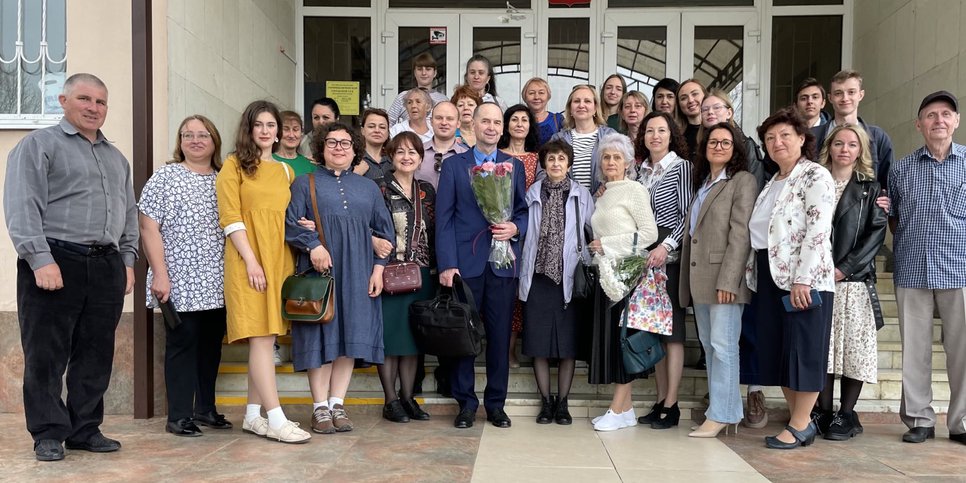 Pavel and Marina Sidorenko with a group of those who came to support them on the day of the verdict. April 2024