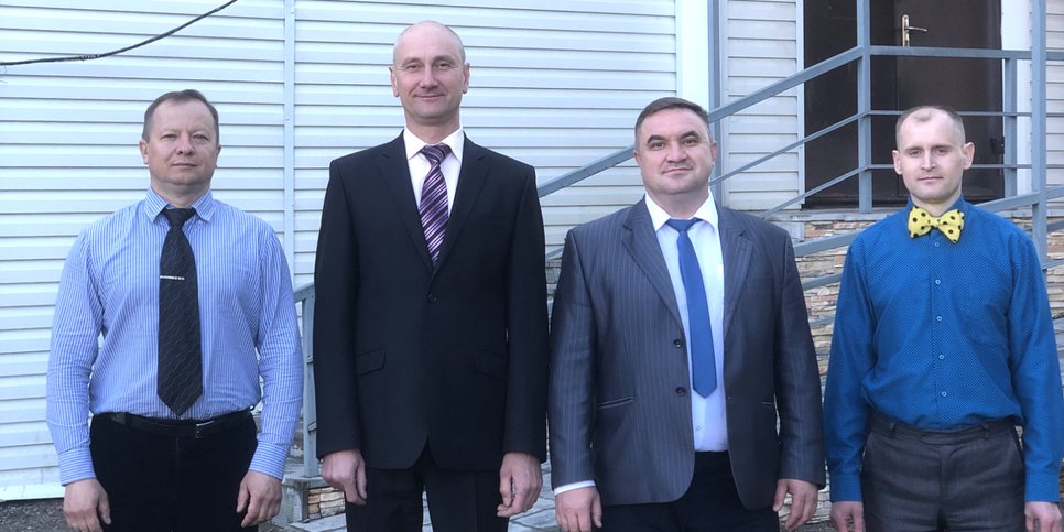 Sergej Juferow, Wladimir Bukin, Walerij Slashchev und Michail Burkov in der Nähe des Bezirksgerichts Tyndinskiy der Region Amur. Juni, 2023