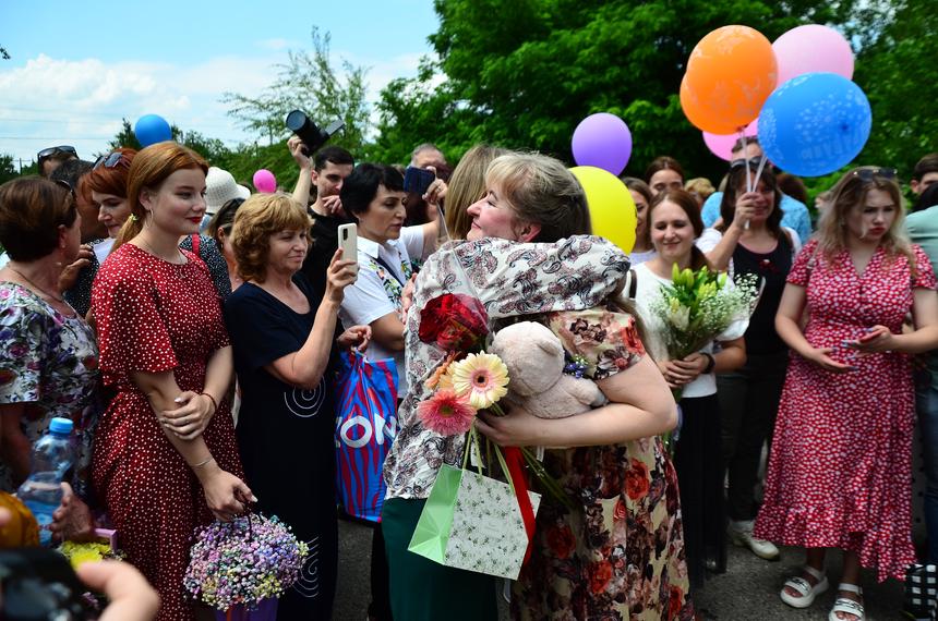 Os amigos de Olga Ivanova a recebem após sua libertação