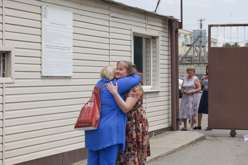 La madre de Olga Ivanova se reúne con ella tras su liberación