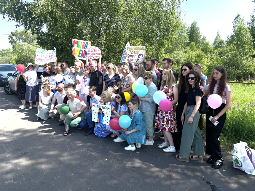 Freigelassene Gläubige mit Freunden und Familie, 14. Juni 2024