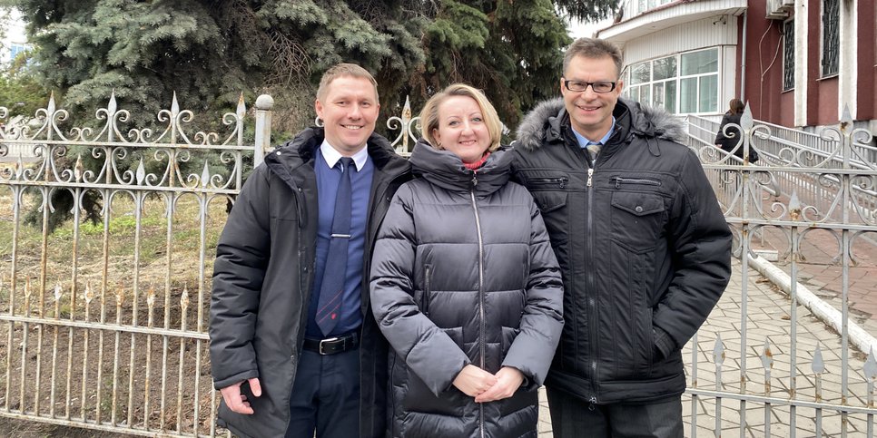 Dmitriy and Oksana Chausov and Nikolay Kupriyanskiy on the day of the verdict