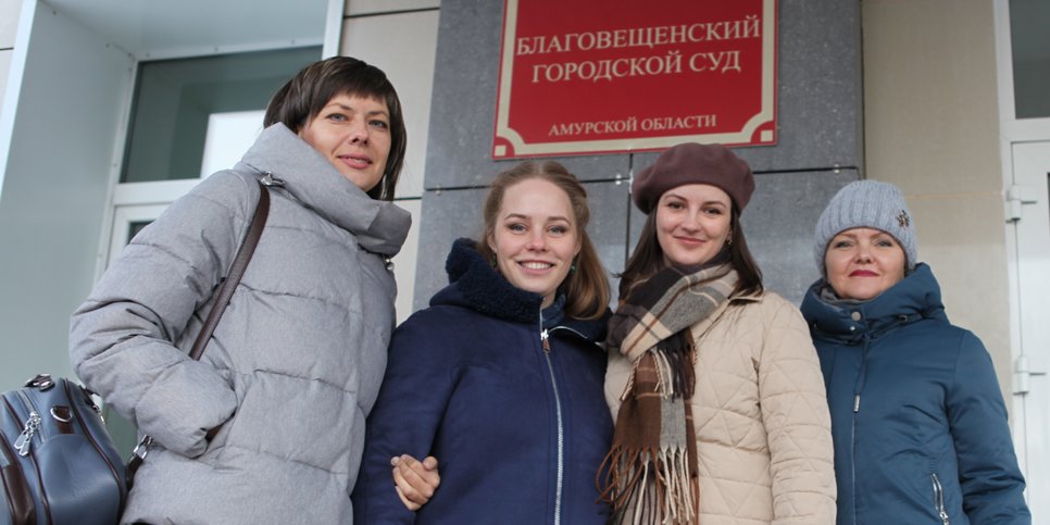 Jekaterina Olschewskaja, Marija Mjasnikowa, Kristina Golik und Walentina Jermilowa vor dem Gerichtsgebäude einen Monat vor der Urteilsverkündung, November 2024