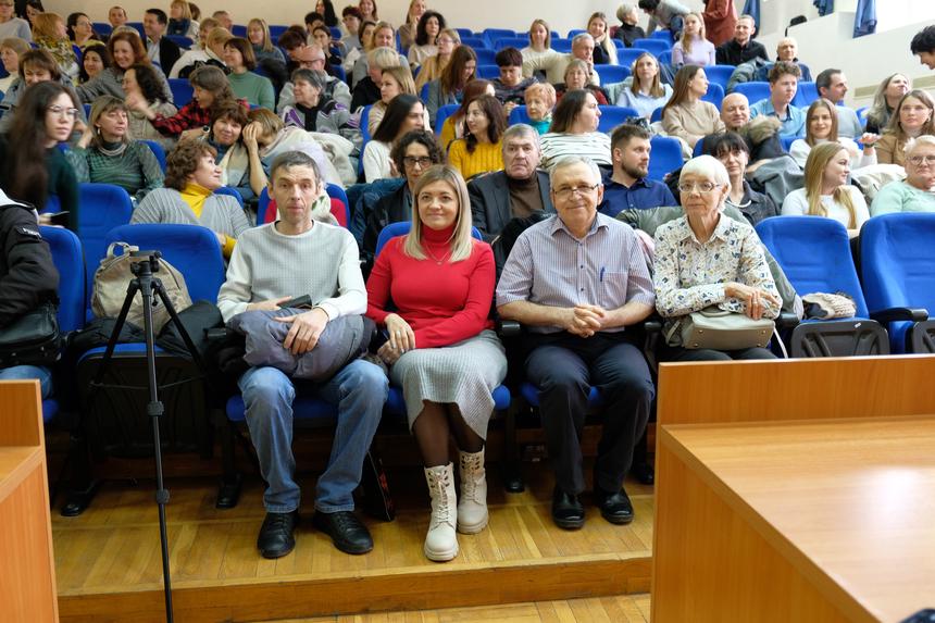 Lelikov with his family in the courtroom