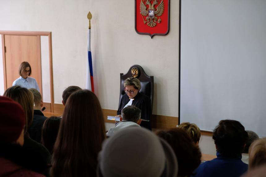 Judge Irina Klyuyeva announcing the verdict