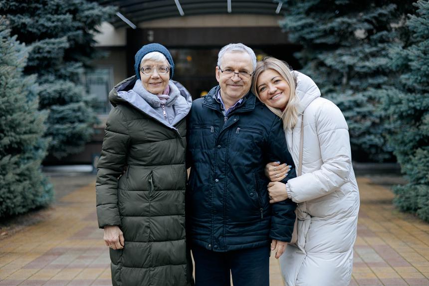 Aleksey Lelikov with his wife and daughter on the day of the verdict