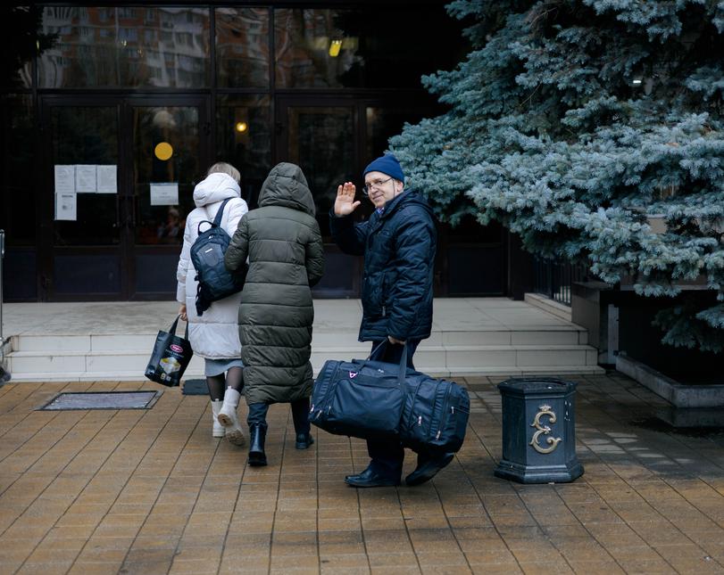 The defendant, his wife and daughter going to the announcement of the verdict